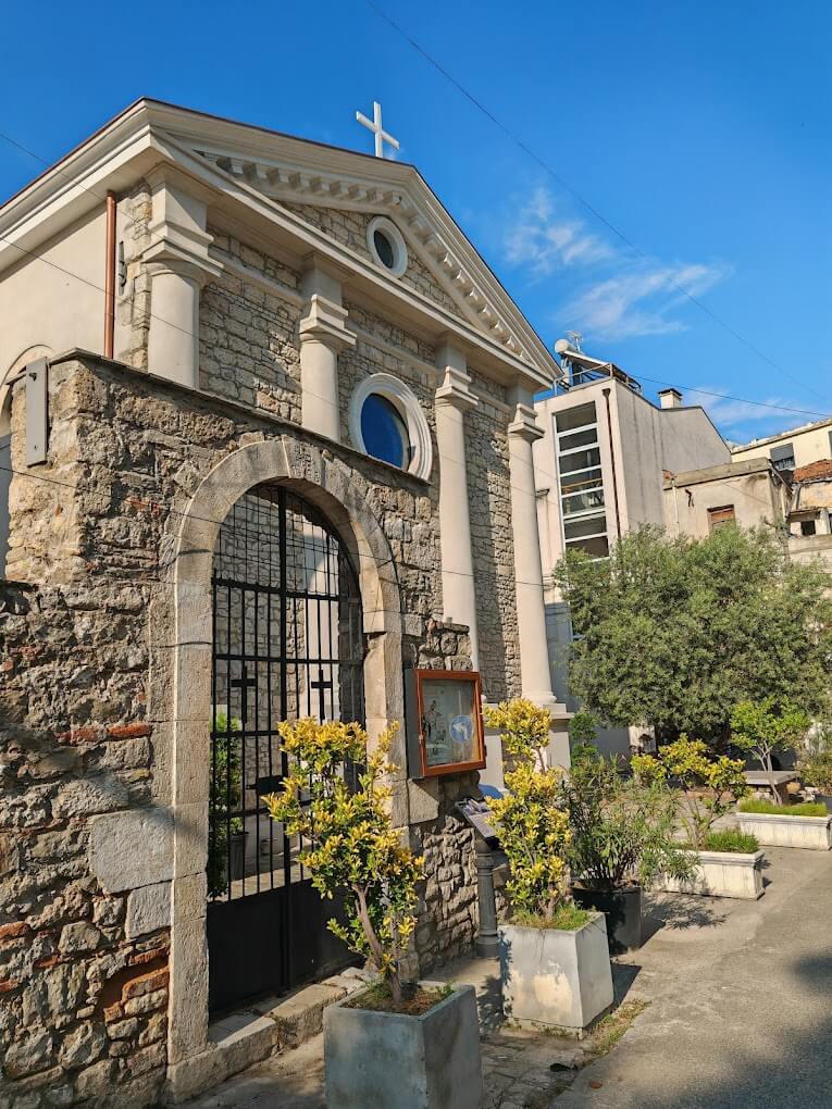La Iglesia de Santa Lucía en Durres, una joya arquitectónica del siglo XIX, tiene un gran significado espiritual para la comunidad católica de la ciudad.